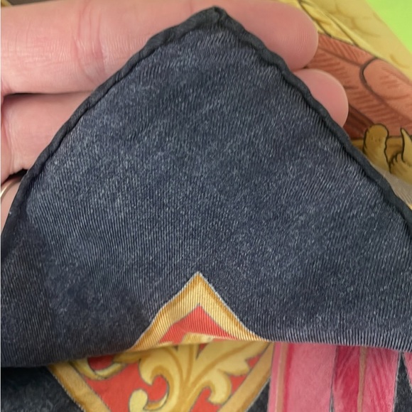 Rare Vintage Salvatore Ferragamo Silk Scarf, Parrot 🦜 Tropical Bird Theme - Picture 8 of 10